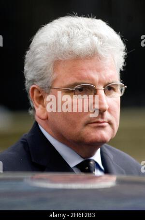 Le secrétaire de la Défense des Browne est photographié en quittant son bureau du Ministère de la Défense à Londres cet après-midi, le 16 avril 2007.Le ministre s'est dirigé vers la Chambre des communes pour lire sa déclaration concernant la controverse sur l'argent comptant pour des histoires en Iran, dans laquelle 15 membres de la marine, qui ont été pris en captivité par l'Iran, ont été autorisés à vendre leurs histoires à la presse nationale après leur libération. Banque D'Images