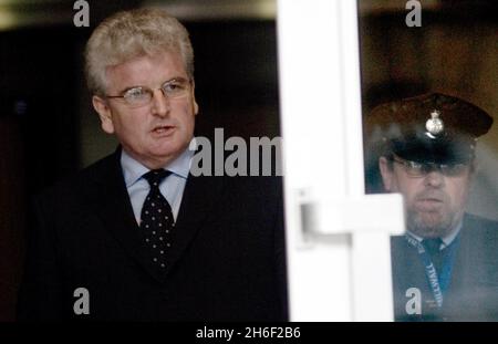 Le secrétaire de la Défense des Browne est photographié en quittant son bureau du Ministère de la Défense à Londres cet après-midi, le 16 avril 2007.Le ministre s'est dirigé vers la Chambre des communes pour lire sa déclaration concernant la controverse sur l'argent comptant pour des histoires en Iran, dans laquelle 15 membres de la marine, qui ont été pris en captivité par l'Iran, ont été autorisés à vendre leurs histoires à la presse nationale après leur libération. Banque D'Images