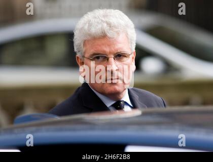 Le secrétaire de la Défense des Browne est photographié en quittant son bureau du Ministère de la Défense à Londres cet après-midi, le 16 avril 2007.Le ministre s'est dirigé vers la Chambre des communes pour lire sa déclaration concernant la controverse sur l'argent comptant pour des histoires en Iran, dans laquelle 15 membres de la marine, qui ont été pris en captivité par l'Iran, ont été autorisés à vendre leurs histoires à la presse nationale après leur libération. Banque D'Images