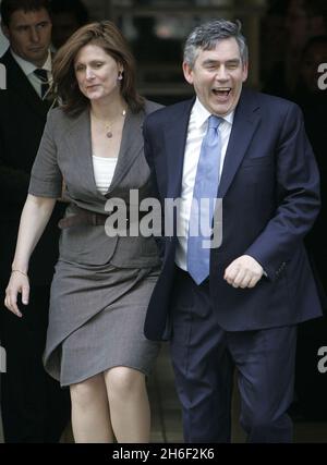 Gordon Brown en photo avec sa femme Sarah Macaulay à la imagination Gallery de Londres aujourd'hui après avoir annoncé sa candidature pour se présenter au poste de premier ministre et chef du Parti travailliste. Banque D'Images