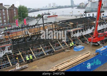 Le seul navire à coupe extrême au monde, le Cutty Sark, construit en 1869, a été ravagé par le feu, car il a subi des rénovations de 25 millions de livres sterling.L'une des attractions touristiques les plus appréciées de Londres, la tondeuse était en cale sèche et devait rouvrir en 2009, le 21 mai 2007. Banque D'Images