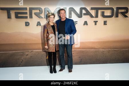 Linda Hamilton et Arnold Schwarzenegger arrivant pour la terminaison : Dark sort une séance tenue à l'hôtel Mandarin Oriental, Londres. Banque D'Images