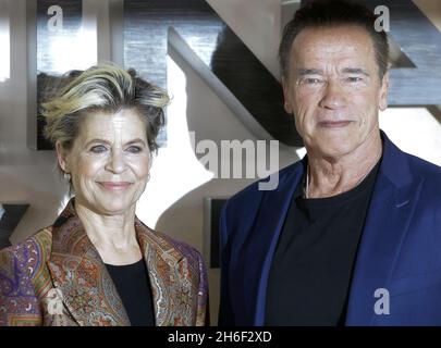 Linda Hamilton et Arnold Schwarzenegger arrivant pour la terminaison : Dark sort une séance tenue à l'hôtel Mandarin Oriental, Londres. Banque D'Images