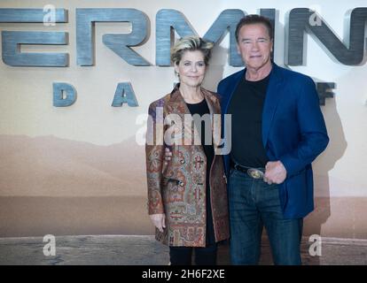 Linda Hamilton et Arnold Schwarzenegger arrivant pour la terminaison : Dark sort une séance tenue à l'hôtel Mandarin Oriental, Londres. Banque D'Images