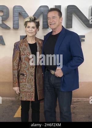 Linda Hamilton et Arnold Schwarzenegger arrivant pour la terminaison : Dark sort une séance tenue à l'hôtel Mandarin Oriental, Londres. Banque D'Images