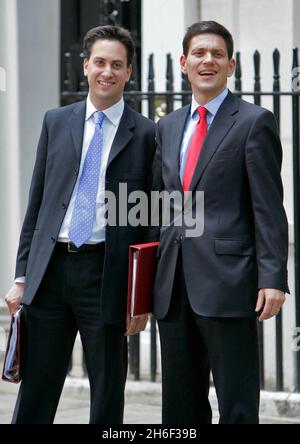 Nouveau secrétaire aux Affaires étrangères David Miliband en photo, rue Downing, avec son frère Ed Miliband, le 28 juin 2007. Banque D'Images