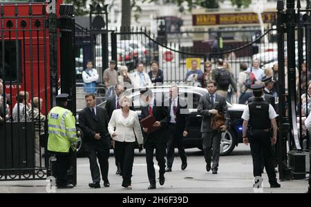 Jacqui Smith, première femme secrétaire à l'intérieur de la Grande-Bretagne, est photographiée avec David Miliband, le nouveau secrétaire aux Affaires étrangères à Downing Street cet après-midi, le 28 juin 2007. Banque D'Images