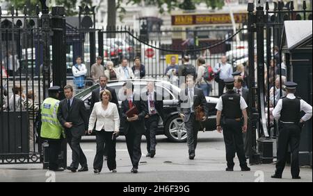 Jacqui Smith, première femme secrétaire à l'intérieur de la Grande-Bretagne, est photographiée avec David Miliband, le nouveau secrétaire aux Affaires étrangères à Downing Street cet après-midi, le 28 juin 2007. Banque D'Images