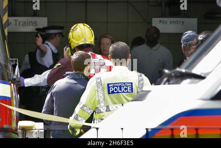 Vue générale de la station de métro Mile End où un incident impliquant un train de la ligne centrale a eu lieu ce matin, le 5 juillet 2007. Banque D'Images