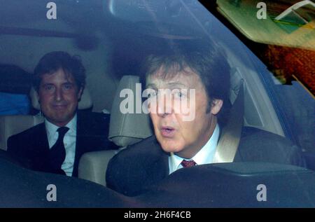 Sir Paul McCartney en photo arrivant à la High court ce matin.McCartney rencontrait sa femme Heather Mills au tribunal pour étouffer un divorce dont la valeur aurait été de 50 millions de livres sterling. Banque D'Images