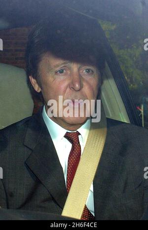 Sir Paul McCartney en photo arrivant à la High court ce matin.McCartney rencontrait sa femme Heather Mills au tribunal pour étouffer un divorce dont la valeur aurait été de 50 millions de livres sterling. Banque D'Images