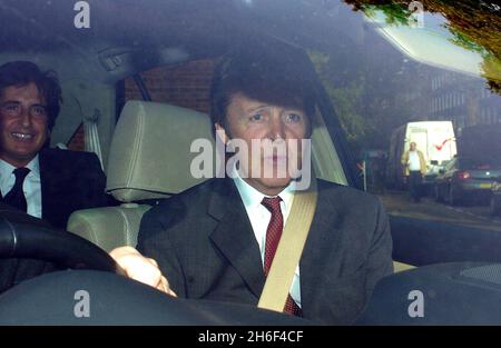 Sir Paul McCartney en photo arrivant à la High court ce matin.McCartney rencontrait sa femme Heather Mills au tribunal pour étouffer un divorce dont la valeur aurait été de 50 millions de livres sterling. Banque D'Images