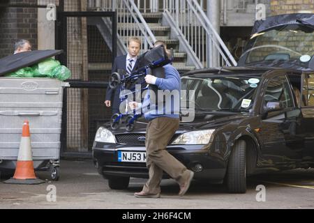 Heather Mills tente de se couvrir de la presse lorsqu'elle arrive à la haute Cour ce matin.La femme éloignée de Sir Paul McCartney rencontrait son mari à la cour pour étouffer un accord de divorce dont la valeur aurait été de 50 millions de livres sterling. Banque D'Images