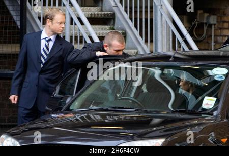 Heather Mills tente de se couvrir de la presse lorsqu'elle arrive à la haute Cour ce matin.La femme éloignée de Sir Paul McCartney rencontrait son mari à la cour pour étouffer un accord de divorce dont la valeur aurait été de 50 millions de livres sterling. Banque D'Images