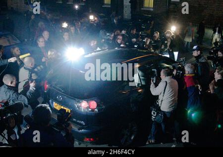 Les médias entourent la voiture de Paul McCartney alors qu'il quitte la High court à Londres ce soir.McCartney rencontrait sa femme Heather Mills au tribunal pour étouffer un divorce dont la valeur aurait été de 50 millions de livres sterling. Banque D'Images