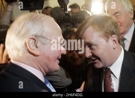 Photo de Sir Menzies Campbell prise en photo avec Charles Kennedy en mars 2006 lorsqu'il a été élu chef du Parti libéral-démocrate.Il a été annoncé que Ming a démissionné de son poste de chef de parti. Banque D'Images