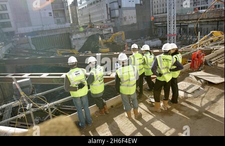 Le réaménagement de la maison de radiodiffusion est en cours.Le plus grand projet d'immobilisations de la BBC à ce jour, créant un nouveau centre de radio, d'information et de service mondial au cœur de Londres.Lorsqu'elle sera terminée en 2012, cette structure de 80,000 mètres carrés fournira des installations de production et de diffusion de pointe pour BBC Audio & Music, BBC News et BBC World Service, et sera le centre de la production nationale et internationale en direct de la BBC. Banque D'Images