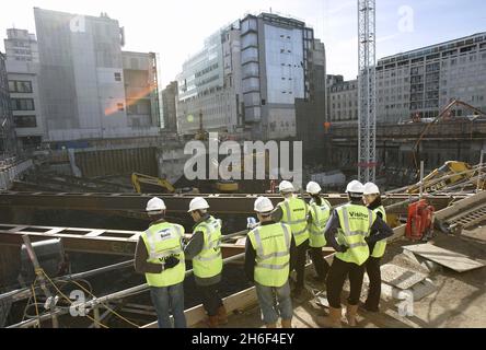 Le réaménagement de la maison de radiodiffusion est en cours.Le plus grand projet d'immobilisations de la BBC à ce jour, créant un nouveau centre de radio, d'information et de service mondial au cœur de Londres.Lorsqu'elle sera terminée en 2012, cette structure de 80,000 mètres carrés fournira des installations de production et de diffusion de pointe pour BBC Audio & Music, BBC News et BBC World Service, et sera le centre de la production nationale et internationale en direct de la BBC. Banque D'Images