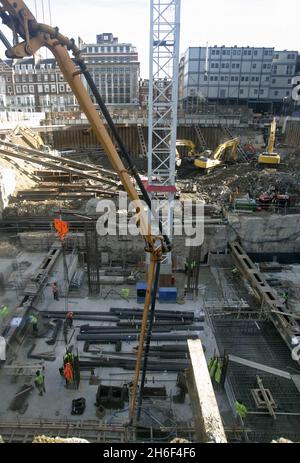 Le réaménagement de la maison de radiodiffusion est en cours.Le plus grand projet d'immobilisations de la BBC à ce jour, créant un nouveau centre de radio, d'information et de service mondial au cœur de Londres.Lorsqu'elle sera terminée en 2012, cette structure de 80,000 mètres carrés fournira des installations de production et de diffusion de pointe pour BBC Audio & Music, BBC News et BBC World Service, et sera le centre de la production nationale et internationale en direct de la BBC. Banque D'Images