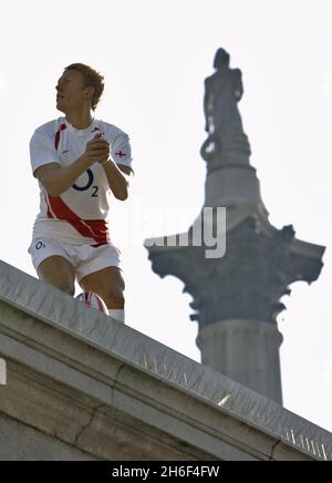 Une cire de Jonny Wilkinson en Angleterre se trouve sur la quatrième plinthe de Trafalgar Square, à Londres, avant la finale de la coupe du monde de rugby à Paris. Banque D'Images