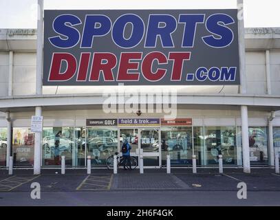 Un client à l'extérieur d'un Sport Direct fermé à Leyton, Londres.La chaîne des sports a suscité l'indignation après avoir affirmé qu'il était « vital » pour eux de rester ouverts pendant la crise du coronavirus Banque D'Images