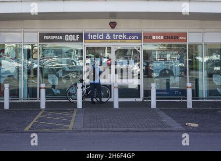 Un client à l'extérieur d'un Sport Direct fermé à Leyton, Londres.La chaîne des sports a suscité l'indignation après avoir affirmé qu'il était « vital » pour eux de rester ouverts pendant la crise du coronavirus Banque D'Images