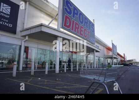 Un client à l'extérieur d'un Sport Direct fermé à Leyton, Londres.La chaîne des sports a suscité l'indignation après avoir affirmé qu'il était « vital » pour eux de rester ouverts pendant la crise du coronavirus Banque D'Images