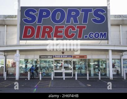 Un client à l'extérieur d'un Sport Direct fermé à Leyton, Londres.La chaîne des sports a suscité l'indignation après avoir affirmé qu'il était « vital » pour eux de rester ouverts pendant la crise du coronavirus Banque D'Images