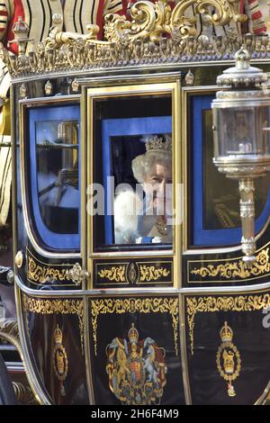 La reine Elizabeth ll et le prince Philip, duc d'Édimbourg, assistent à l'ouverture d'État du Parlement à Londres. Banque D'Images