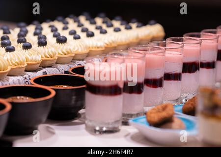 Restauration lors d'un événement de luxe avec assortiment de desserts Banque D'Images