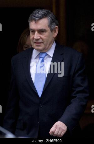 Le premier ministre Gordon Brown quitte le 10 Downing Street, à Londres, pour les questions du premier ministre. Banque D'Images