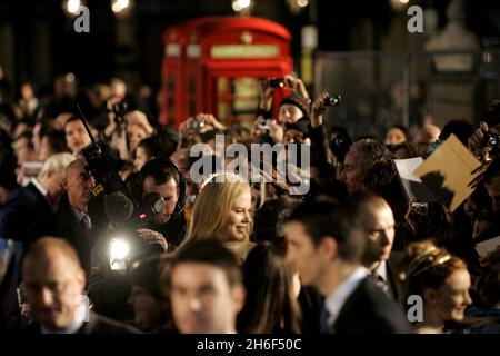 Daniel Craig et Dakota Blue Richards, 13 ans, qui joue Lyra Belacqua dans le film assistent à la première mondiale de la boussole d'or dans le centre de Londres. Banque D'Images