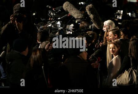 Daniel Craig et Dakota Blue Richards, 13 ans, qui joue Lyra Belacqua dans le film assistent à la première mondiale de la boussole d'or dans le centre de Londres. Banque D'Images