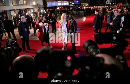 Daniel Craig et Dakota Blue Richards, 13 ans, qui joue Lyra Belacqua dans le film assistent à la première mondiale de la boussole d'or dans le centre de Londres. Banque D'Images