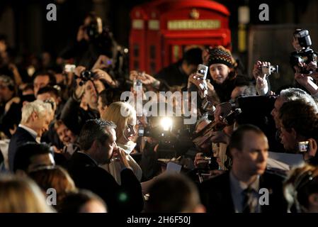 Daniel Craig et Dakota Blue Richards, 13 ans, qui joue Lyra Belacqua dans le film assistent à la première mondiale de la boussole d'or dans le centre de Londres. Banque D'Images