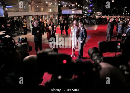 Daniel Craig et Dakota Blue Richards, 13 ans, qui joue Lyra Belacqua dans le film assistent à la première mondiale de la boussole d'or dans le centre de Londres. Banque D'Images