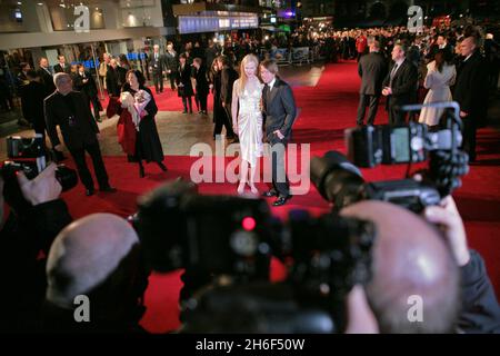 Daniel Craig et Dakota Blue Richards, 13 ans, qui joue Lyra Belacqua dans le film assistent à la première mondiale de la boussole d'or dans le centre de Londres. Banque D'Images