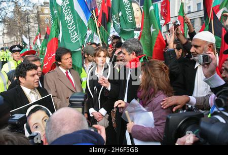 Jemima Khan, en Grande-Bretagne, et son ancien mari, Imran Khan, politicien pakistanais, protestent lors d'une manifestation contre le président pakistanais Pervez Musharraf devant Downing Street, Londres. Banque D'Images