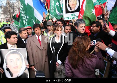 Jemima Khan, en Grande-Bretagne, et son ancien mari, Imran Khan, politicien pakistanais, protestent lors d'une manifestation contre le président pakistanais Pervez Musharraf devant Downing Street, Londres. Banque D'Images