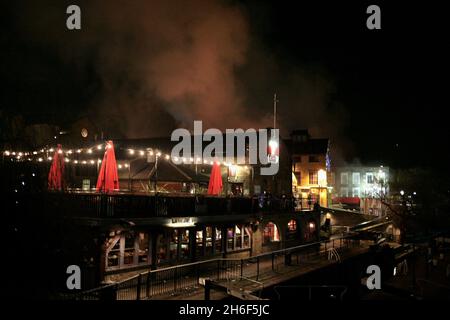 Un énorme feu à Camden North London au célèbre Hawley Arms un populaire pub Camden. Banque D'Images