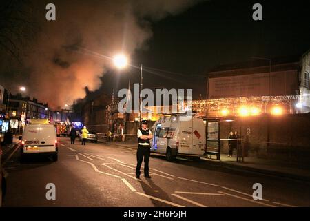 Un énorme feu à Camden North London au célèbre Hawley Arms un populaire pub Camden. Banque D'Images