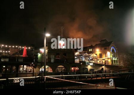 Un énorme feu à Camden North London ce soir à la célèbre Hawley Arms un pub populaire de Camden qui est fréquenté par des célébrités dont la chanteuse Amy Winehouse. Banque D'Images