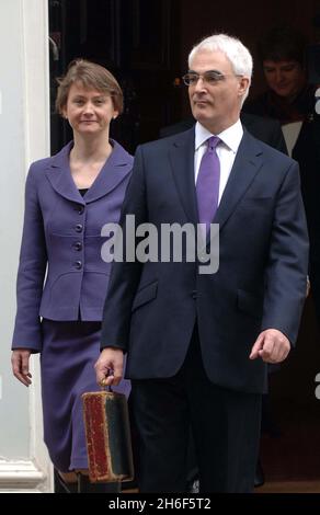 Le chancelier Alistair Darling à l'extérieur de la rue Downing n° 11 avec Yvette Cooper et la boîte Old Gladstone ont utilisé pour porter son budget 2008 au Parlement aujourd'hui. Banque D'Images