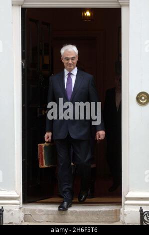 Le chancelier Alistair Darling à l'extérieur de la rue Downing n° 11 avec la boîte Old Gladstone a utilisé pour porter son budget 2008 au Parlement aujourd'hui. Banque D'Images