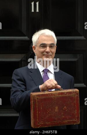 Le chancelier Alistair Darling pose à l'extérieur de la rue Downing no 11 avec la boîte Old Gladstone utilisée pour porter son budget 2008 au Parlement aujourd'hui. Banque D'Images