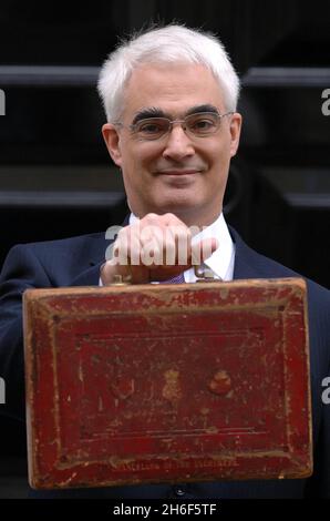 Le chancelier Alistair Darling pose à l'extérieur de la rue Downing no 11 avec la boîte Old Gladstone utilisée pour porter son budget 2008 au Parlement aujourd'hui. Banque D'Images