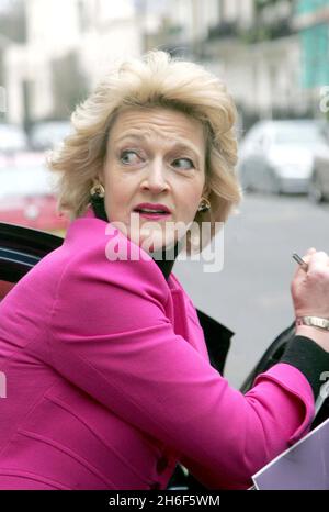 Fiona Shackleton à l'extérieur de sa maison du centre de londres aujourd'hui.L'avocat de Sir Paul, Fiona Shackleton, a quitté le tribunal avec des cheveux mouillés après que Heather Mills a versé une carafe d'eau sur sa tête à la fin de leur cas de divorce.Après l'audience de lundi, Mme Shackleton a été vue quitter la haute Cour de Londres avec des cheveux mouillés.Mme Mills a dit à la BBC qu'elle s'est adressée à Mme Shackleton et a dit: «Je ne suis pas une perdante.»Elle a ensuite 'versé la verseuse entière d'eau sur sa tête', dit-elle.« J'étais très calme », a-t-elle ajouté.Mme Mills a reçu 24,3 millions de livres de Sir Paul lors du divorce.Lundi, à l'extérieur du tribunal, Mme Mills avait critiqué Mme Shacklet Banque D'Images