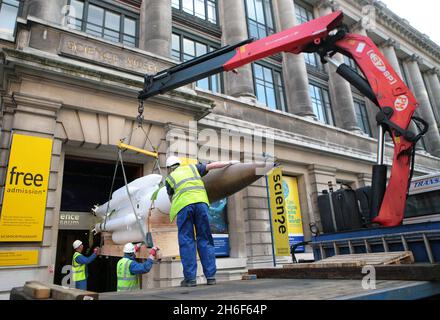 Un missile de 7.7 mètres de long arrive au Musée des sciences de Londres.L'énorme missile de construction britannique, un moyen de dissuasion majeur contre l'attaque soviétique pendant la Guerre froide, a été wined jusqu'au deuxième étage du Musée où il sera suspendu du plafond le Bloodsuit est l'exposition vedette de la prochaine exposition, Dan Dare et la naissance de la Grande-Bretagne Hi-Tech,Ouverture le 30 avril 2008. Banque D'Images