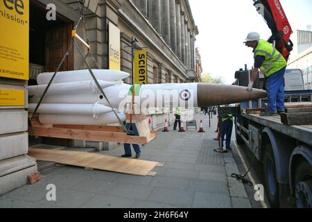 Un missile de 7.7 mètres de long arrive au Musée des sciences de Londres.L'énorme missile de construction britannique, un moyen de dissuasion majeur contre l'attaque soviétique pendant la Guerre froide, a été wined jusqu'au deuxième étage du Musée où il sera suspendu du plafond le Bloodsuit est l'exposition vedette de la prochaine exposition, Dan Dare et la naissance de la Grande-Bretagne Hi-Tech,Ouverture le 30 avril 2008. Banque D'Images