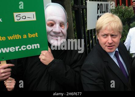 Le candidat mayonnaise conservateur Boris Johnson place son vote pour le maire de Londres dans un bureau de vote à Islington North London.*** Légende locale *** Banque D'Images